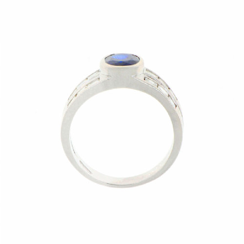 Anello in oro bianco con zaffiro ovale e diamanti presso Castignoli - Orologeria e gioielleria a Monza