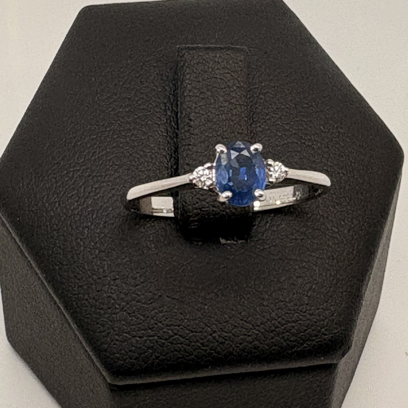 Namuri&nbsp;Anello in oro bianco con zaffiro e diamanti presso Castignoli - Orologeria e gioielleria a Monza