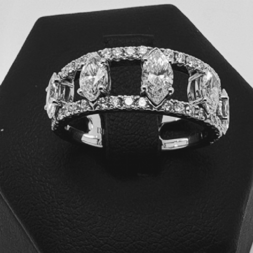 Namuri&nbsp;Anello in oro bianco con diamanti tagli fantasia e pavé presso Castignoli - Orologeria e gioielleria a Monza