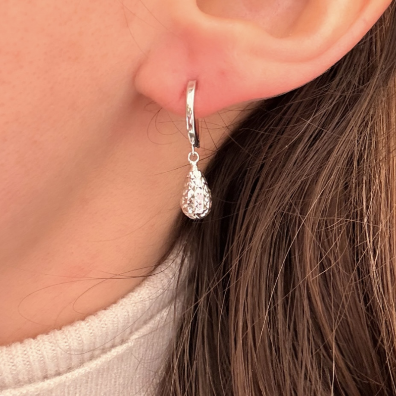 &nbsp;Orecchini a Cerchio in oro bianco con pendente a goccia presso Castignoli - Orologeria e gioielleria a Monza