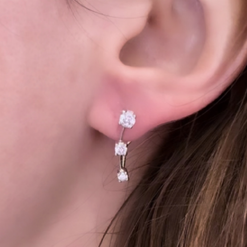 &nbsp;Orecchini pendenti in oro bianco con pietre a tre punti luce presso Castignoli - Orologeria e gioielleria a Monza