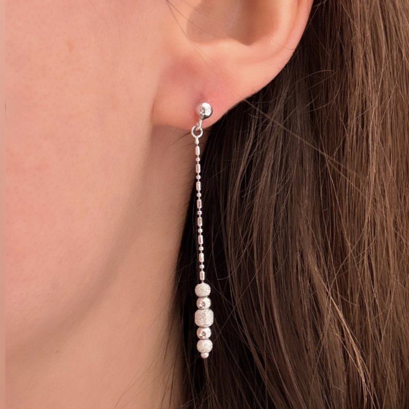 &nbsp;Orecchini pendenti in oro bianco con zirconi presso Castignoli - Orologeria e gioielleria a Monza