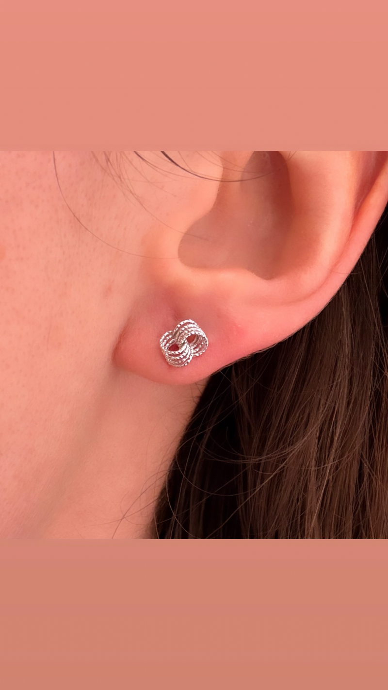 &nbsp;Orecchini a lobo intrecciati in oro bianco presso Castignoli - Orologeria e gioielleria a Monza