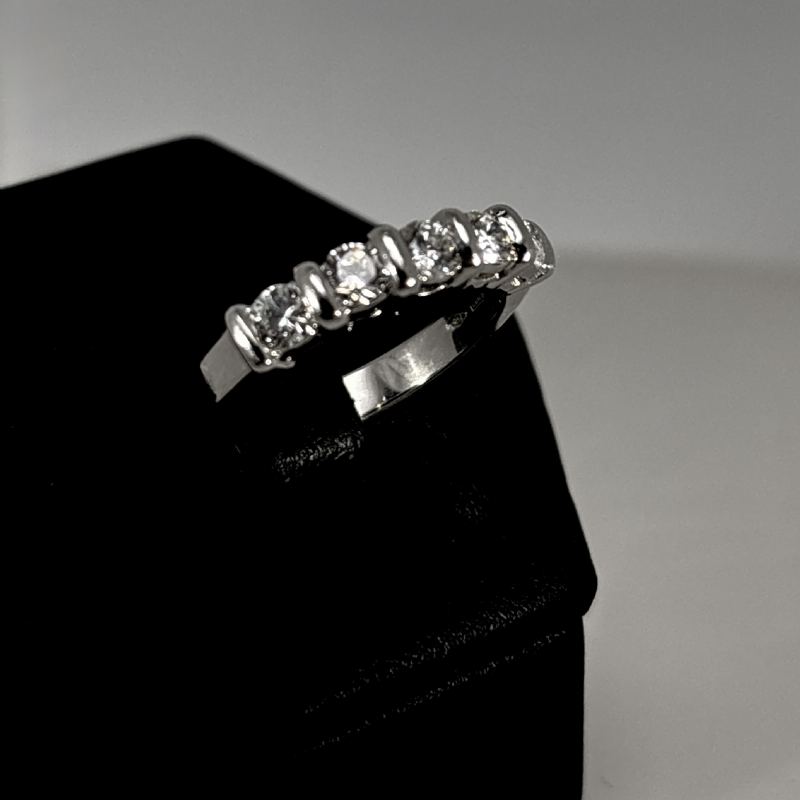 &nbsp;Anello in oro bianco con diamanti a cinque pietre presso Castignoli - Orologeria e gioielleria a Monza