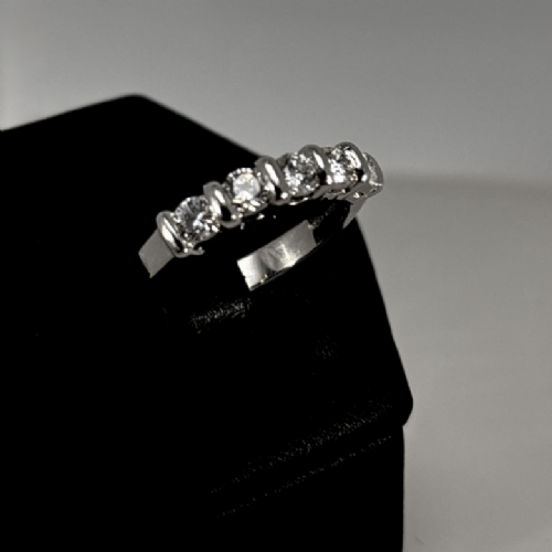 &nbsp;Anello in oro bianco con diamanti a cinque pietre presso Castignoli - Orologeria e gioielleria a Monza