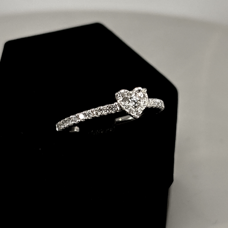 &nbsp;Anello in oro bianco con cuore di diamanti e gambo pavé presso Castignoli - Orologeria e gioielleria a Monza