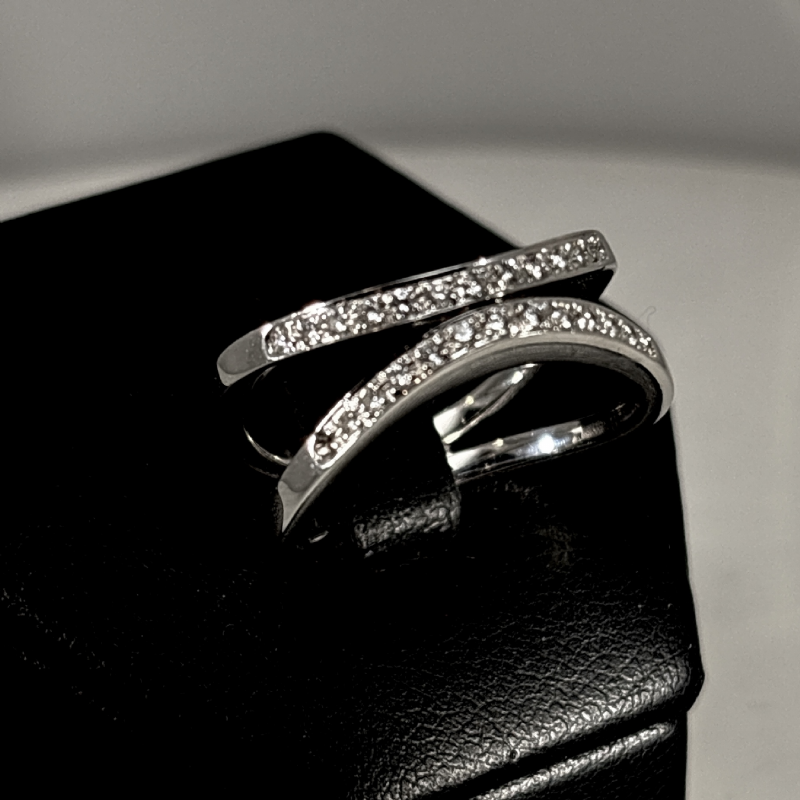 &nbsp;Anello in oro bianco con diamanti pavé design incrociato presso Castignoli - Orologeria e gioielleria a Monza