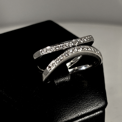 &nbsp;Anello in oro bianco con diamanti pavé design incrociato presso Castignoli - Orologeria e gioielleria a Monza