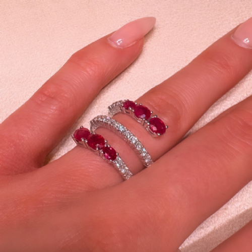 Dalla Bona&nbsp;Anello in oro bianco con rubini e diamanti presso Castignoli - Orologeria e gioielleria a Monza