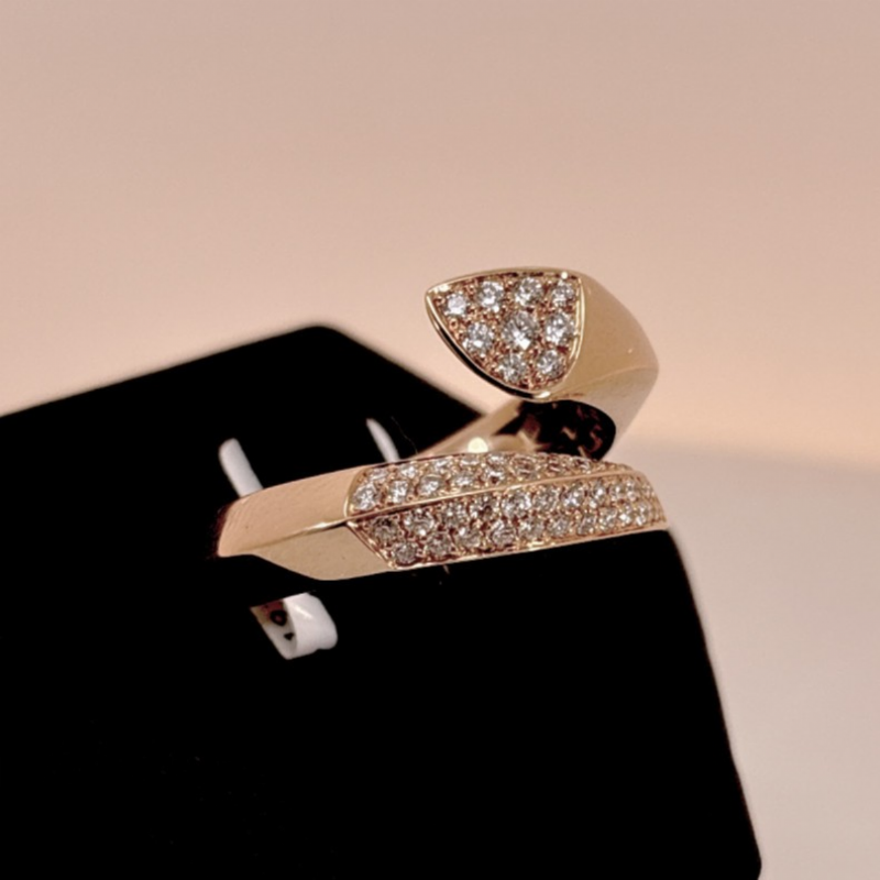 Dalla Bona&nbsp;Anello in oro rosa con diamanti- design scultoreo presso Castignoli - Orologeria e gioielleria a Monza