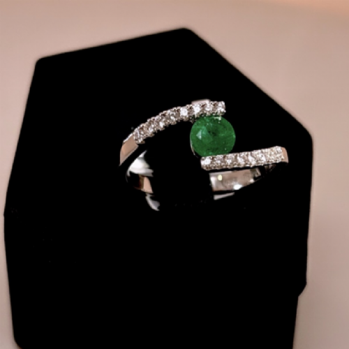 Artlinea&nbsp;Anello in oro bianco con smeraldo e diamanti- design aperto elegante presso Castignoli - Orologeria e gioielleria a Monza