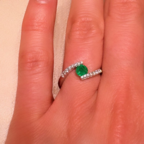 Artlinea&nbsp;Anello in oro bianco con smeraldo e diamanti- design aperto elegante presso Castignoli - Orologeria e gioielleria a Monza