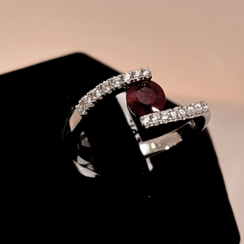 Artlinea&nbsp;Anello in oro bianco con rubino e diamanti- design aperto contemporaneo presso Castignoli - Orologeria e gioielleria a Monza