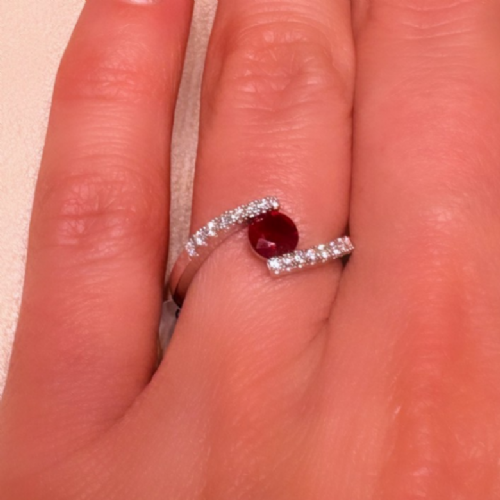 Artlinea&nbsp;Anello in oro bianco con rubino e diamanti- design aperto contemporaneo presso Castignoli - Orologeria e gioielleria a Monza