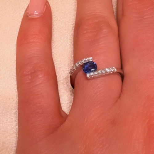 Artlinea&nbsp;Anello in oro bianco con zaffiro blu presso Castignoli - Orologeria e gioielleria a Monza