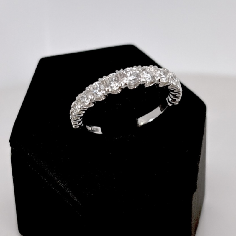 &nbsp;Anello in oro bianco con diamanti presso Castignoli - Orologeria e gioielleria a Monza