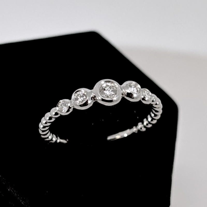 &nbsp;Anello in oro bianco con diamanti-design scalare presso Castignoli - Orologeria e gioielleria a Monza