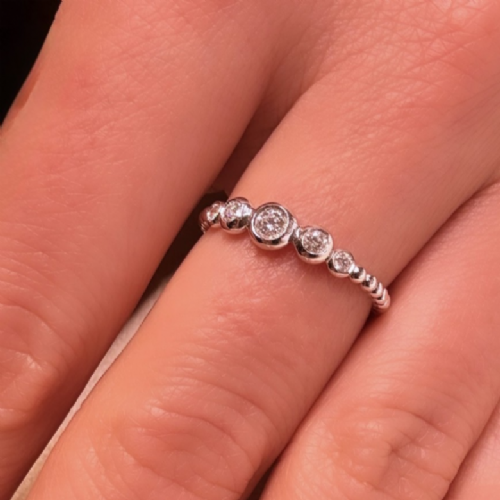 &nbsp;Anello in oro bianco con diamanti-design scalare presso Castignoli - Orologeria e gioielleria a Monza