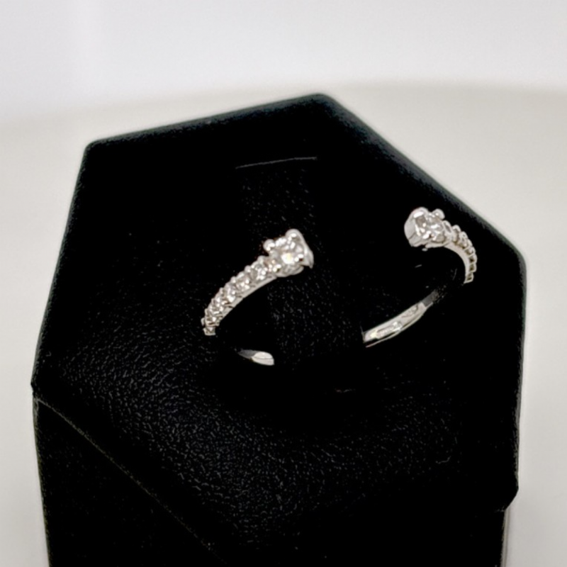 &nbsp;Anello in oro bianco con diamanti - design aperto presso Castignoli - Orologeria e gioielleria a Monza
