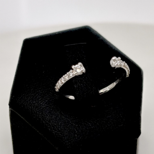 &nbsp;Anello in oro bianco con diamanti - design aperto presso Castignoli - Orologeria e gioielleria a Monza