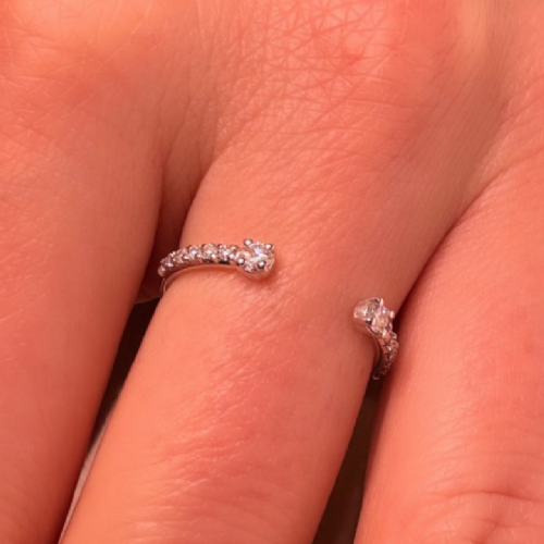 &nbsp;Anello in oro bianco con diamanti - design aperto presso Castignoli - Orologeria e gioielleria a Monza