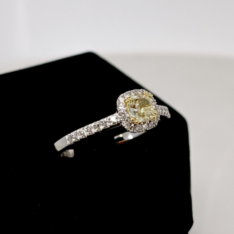 &nbsp;Anello in oro bianco con diamante giallo fancy e diamanti - design halo presso Castignoli - Orologeria e gioielleria a Monza