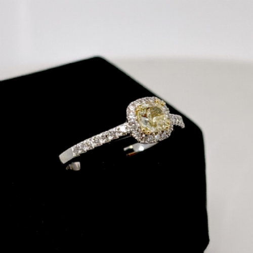 &nbsp;Anello in oro bianco con diamante giallo fancy e diamanti - design halo presso Castignoli - Orologeria e gioielleria a Monza
