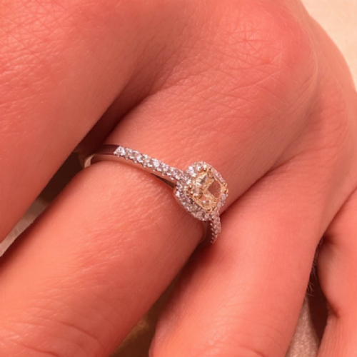 &nbsp;Anello in oro bianco con diamante giallo fancy e diamanti - design halo presso Castignoli - Orologeria e gioielleria a Monza