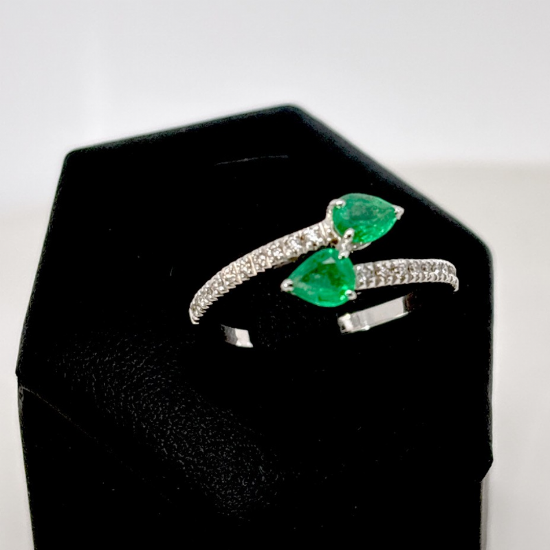 &nbsp;Anello in oro bianco con smeraldi e diamanti presso Castignoli - Orologeria e gioielleria a Monza