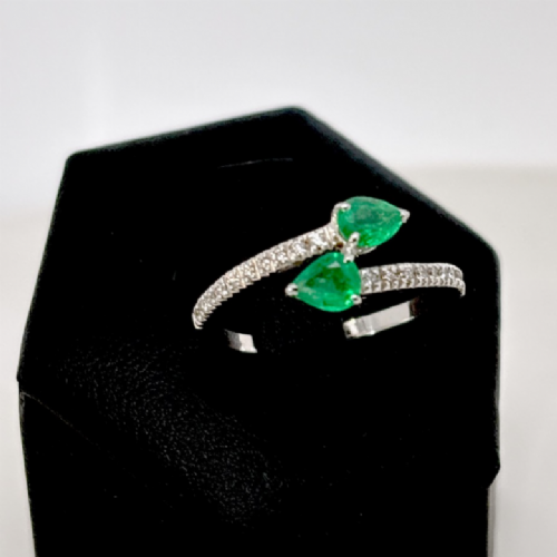 &nbsp;Anello in oro bianco con smeraldi e diamanti presso Castignoli - Orologeria e gioielleria a Monza