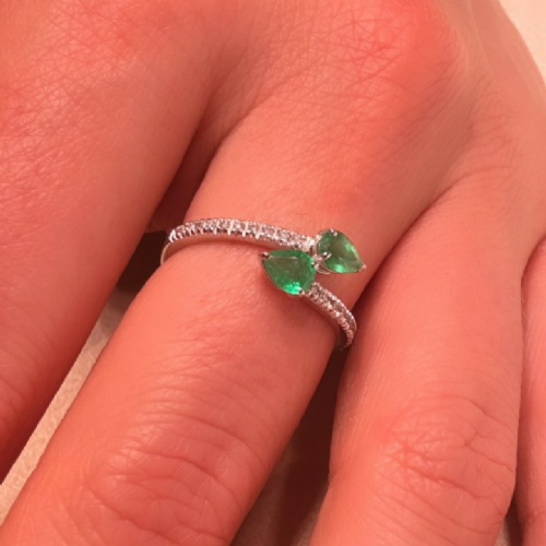 &nbsp;Anello in oro bianco con smeraldi e diamanti presso Castignoli - Orologeria e gioielleria a Monza