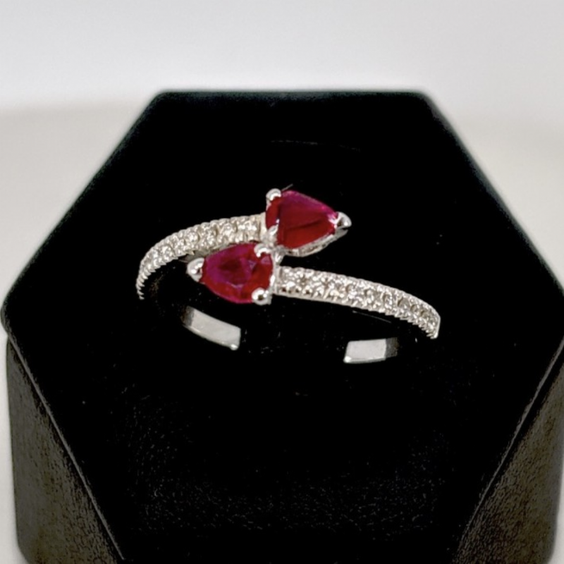 &nbsp;Anello in oro bianco con rubini e diamanti presso Castignoli - Orologeria e gioielleria a Monza