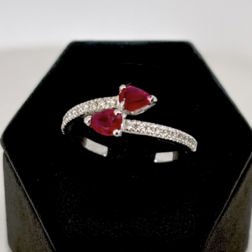 &nbsp;Anello in oro bianco con rubini e diamanti presso Castignoli - Orologeria e gioielleria a Monza