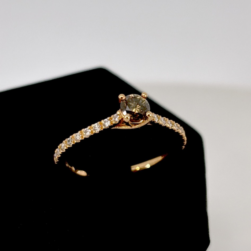&nbsp;Anello solitario con diamante brown e pavé presso Castignoli - Orologeria e gioielleria a Monza